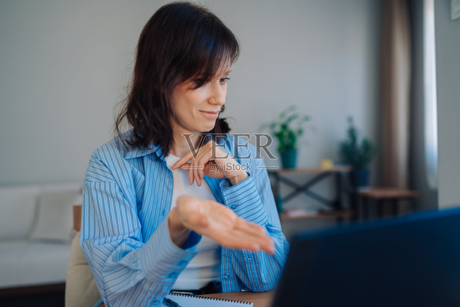 女性在家庭办公室举行在线会议照片摄影图片