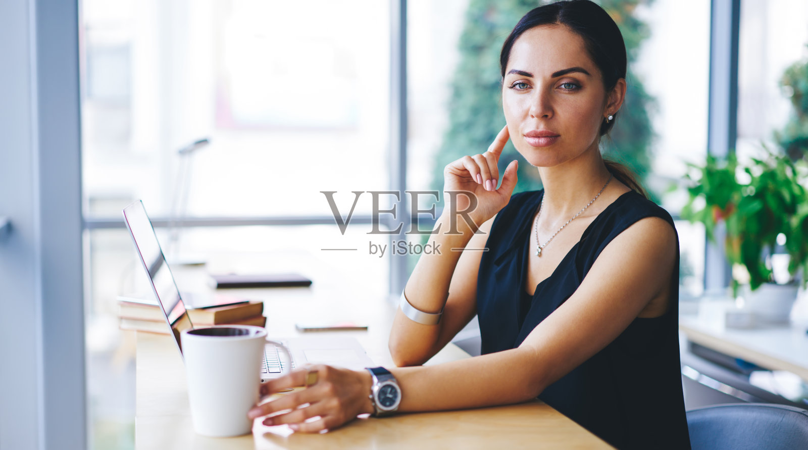 冷静的女商人在现代工作空间工作照片摄影图片