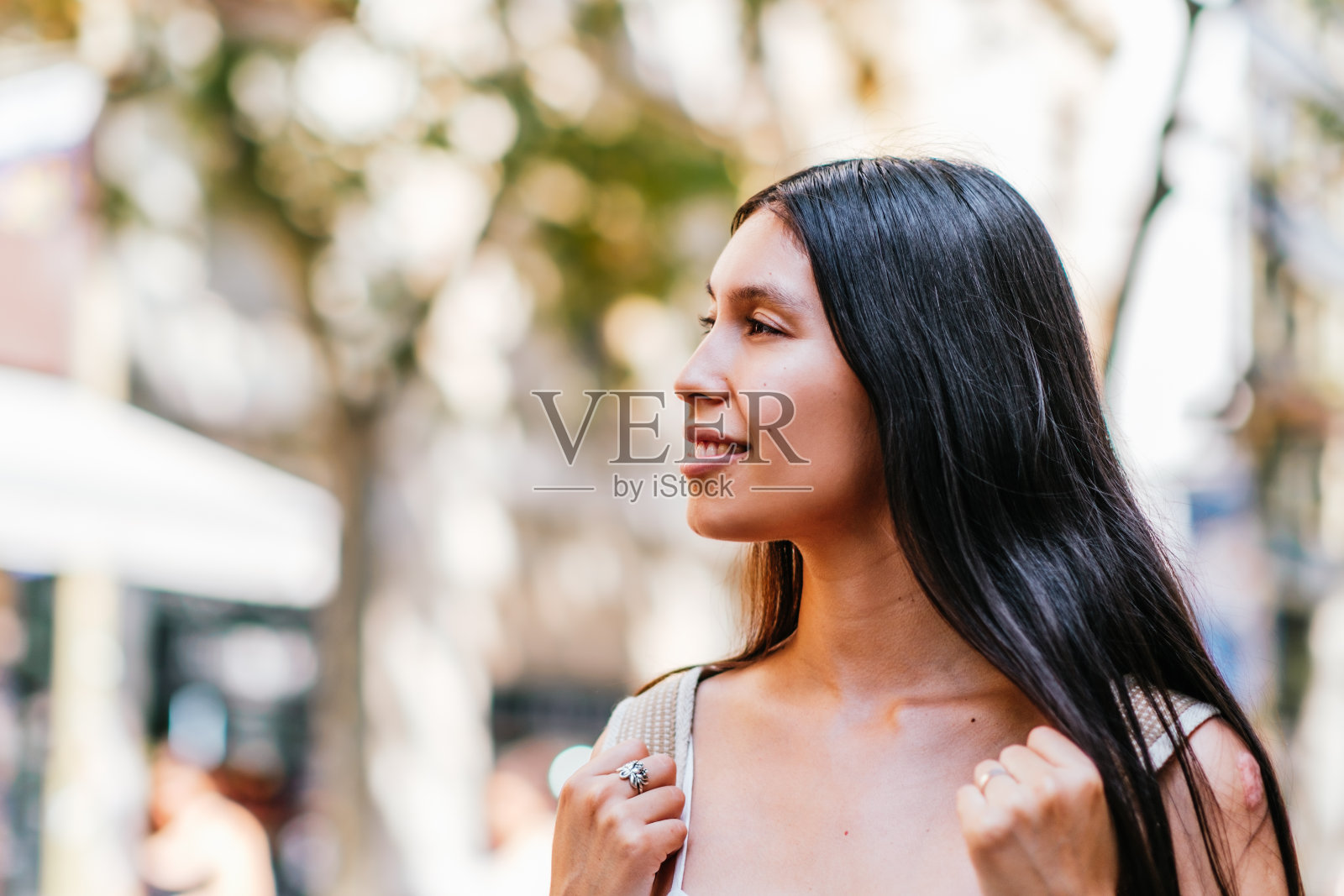 拉丁美洲妇女欣赏阳光灿烂的街道照片摄影图片