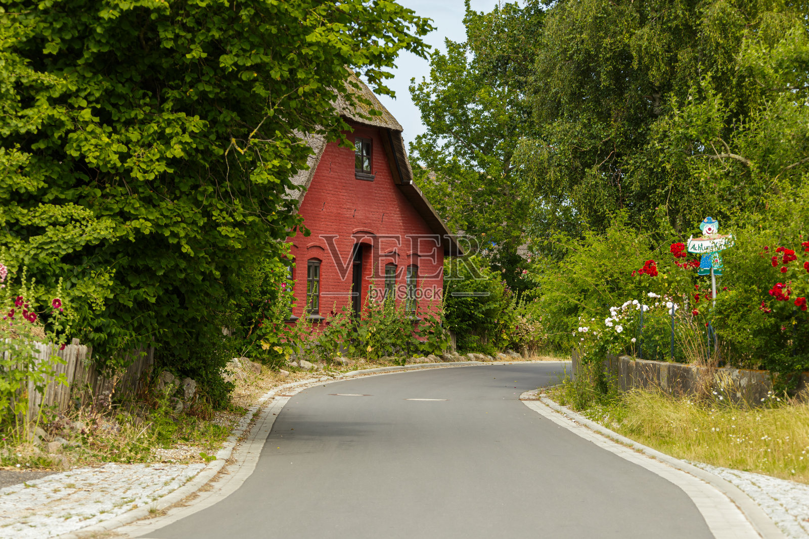 夏天路上的红房子照片摄影图片