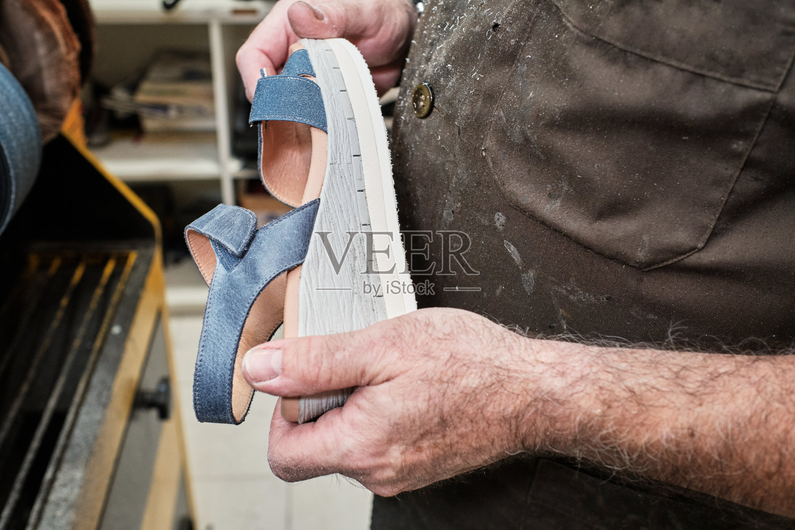 在车间工作的鞋匠照片摄影图片