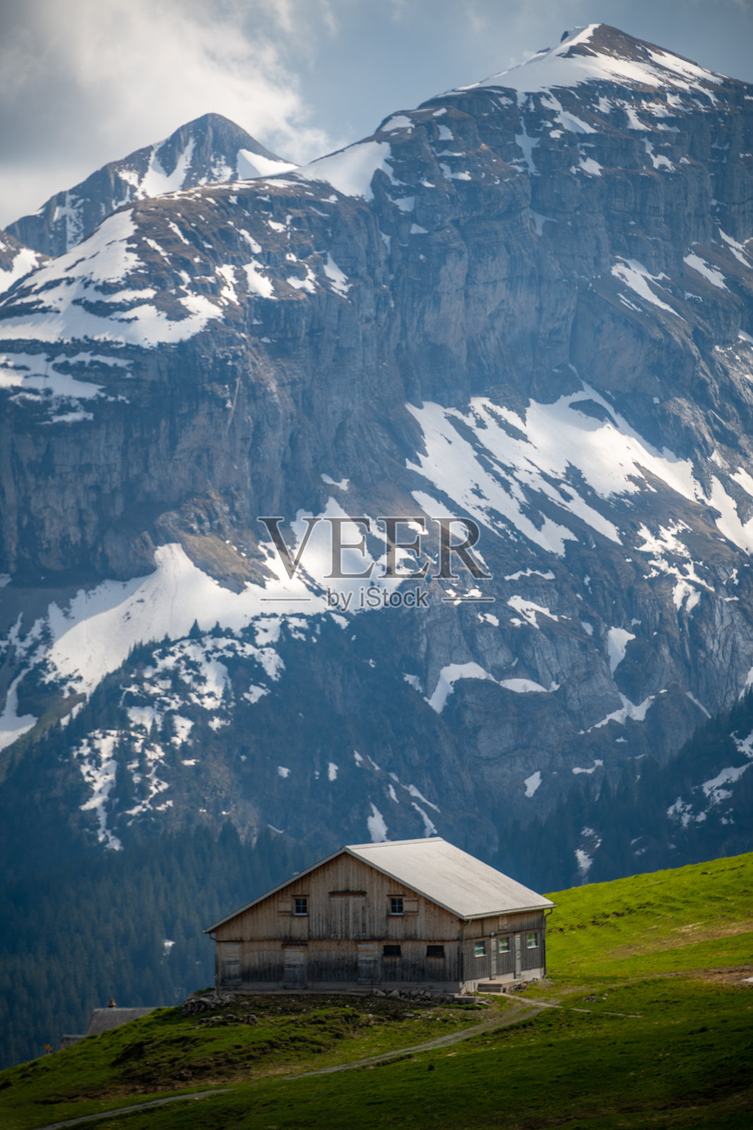 山上的房子在背景中你可以看到一条山脉照片摄影图片