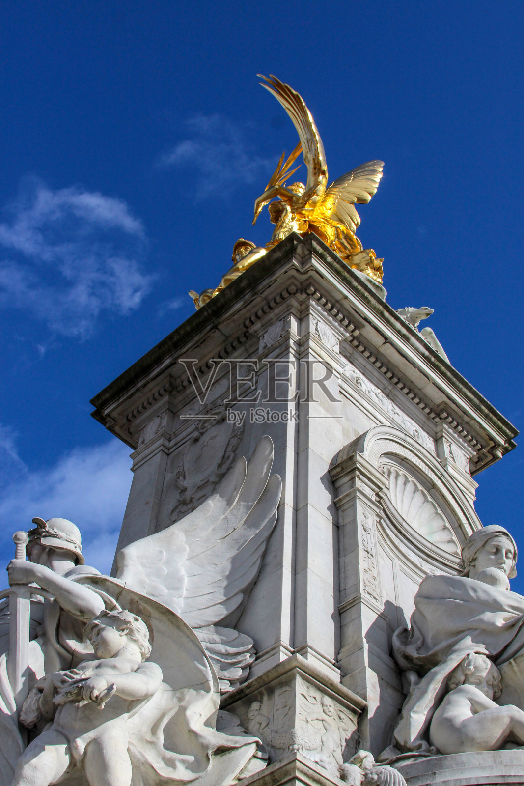 垂直低角度拍摄的白金汉宫在伦敦照片摄影图片