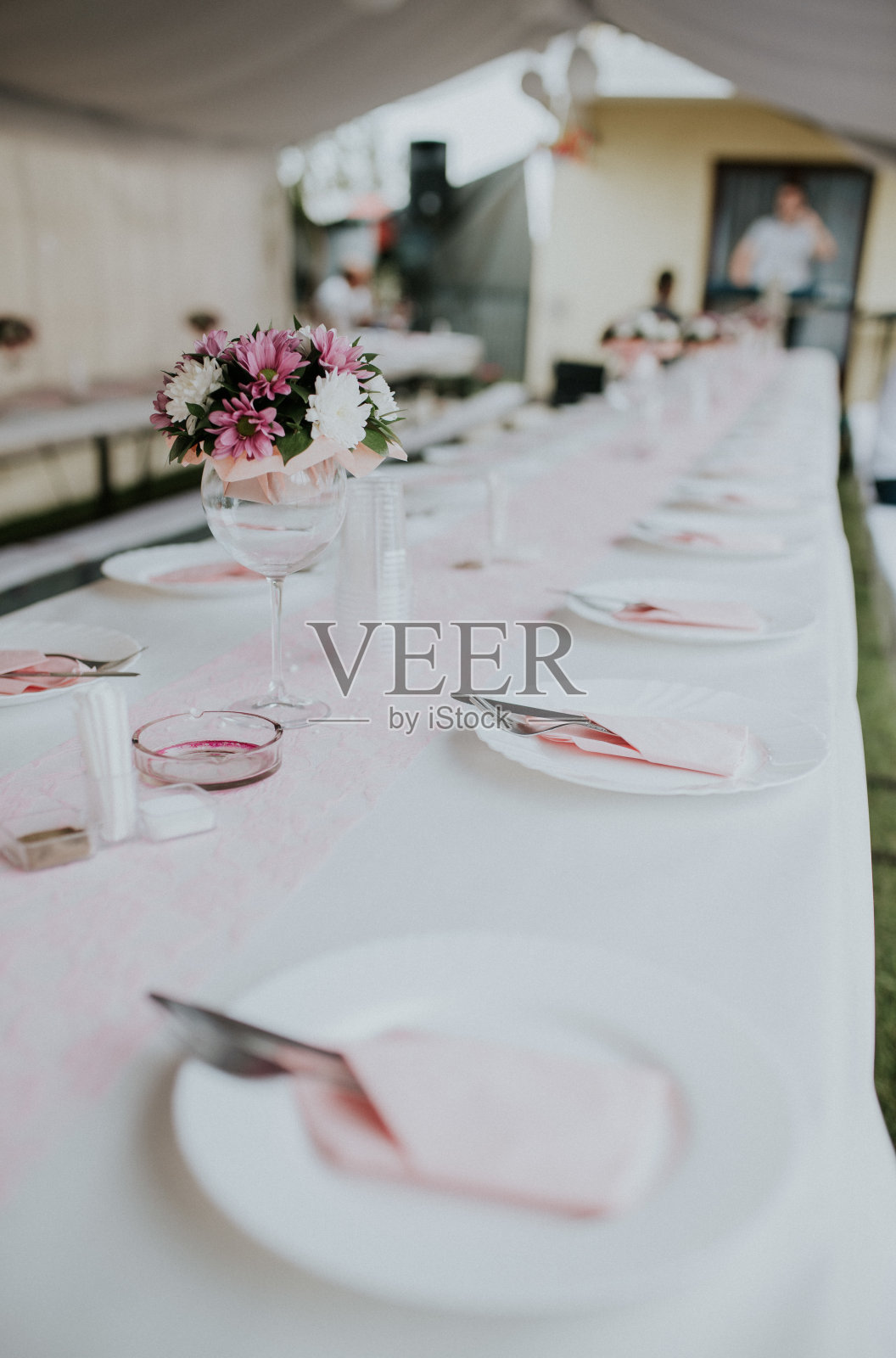 美丽的婚礼餐桌与花卉安排照片摄影图片