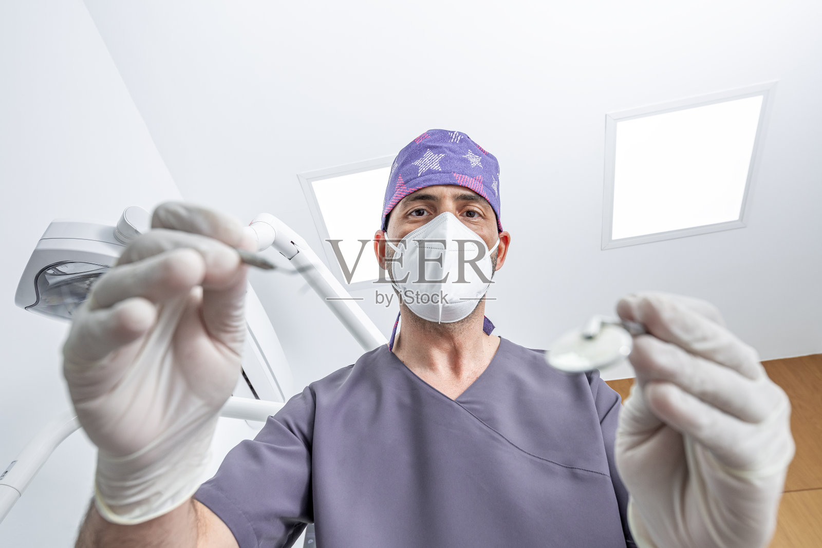 牙医戴口罩检查病人牙齿照片摄影图片