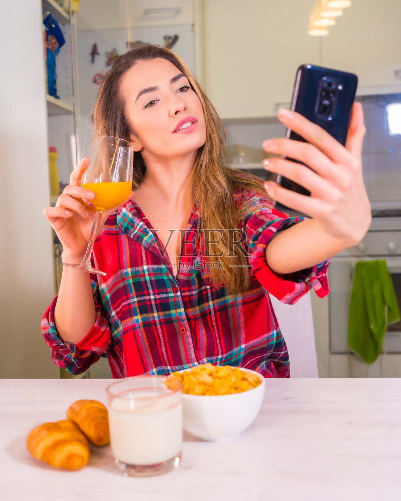西班牙金发女子喝橙汁自拍照片摄影图片