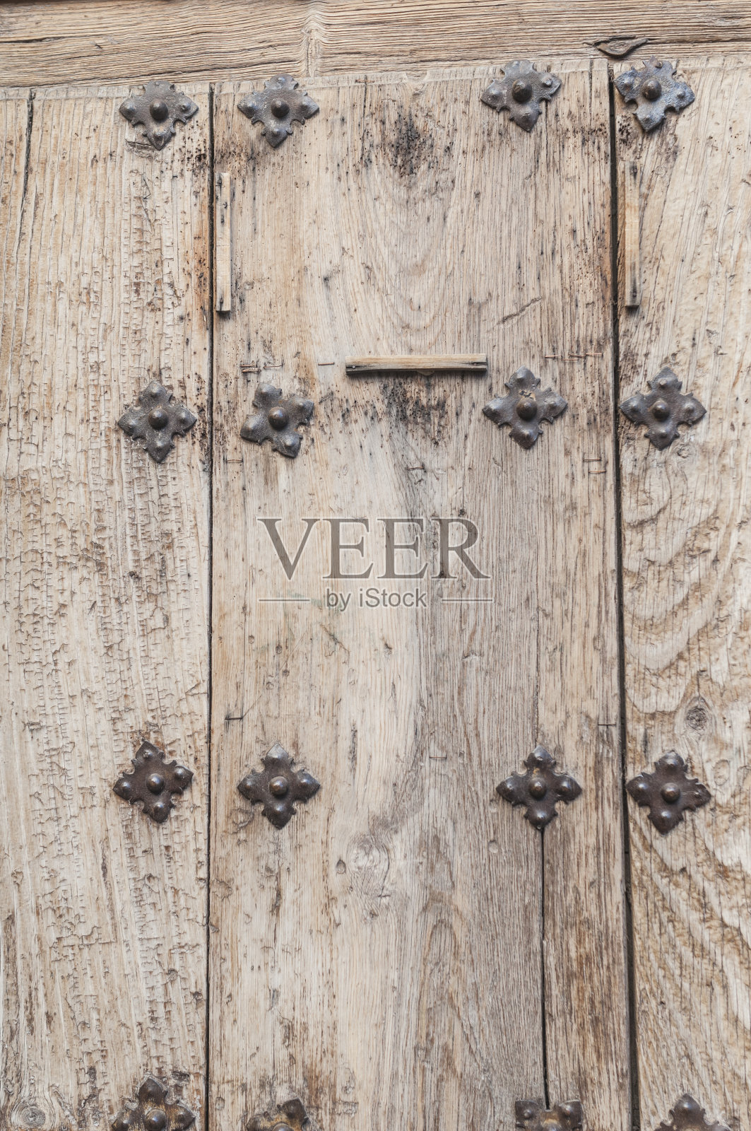 垂直拍摄到一扇生锈的木门照片摄影图片