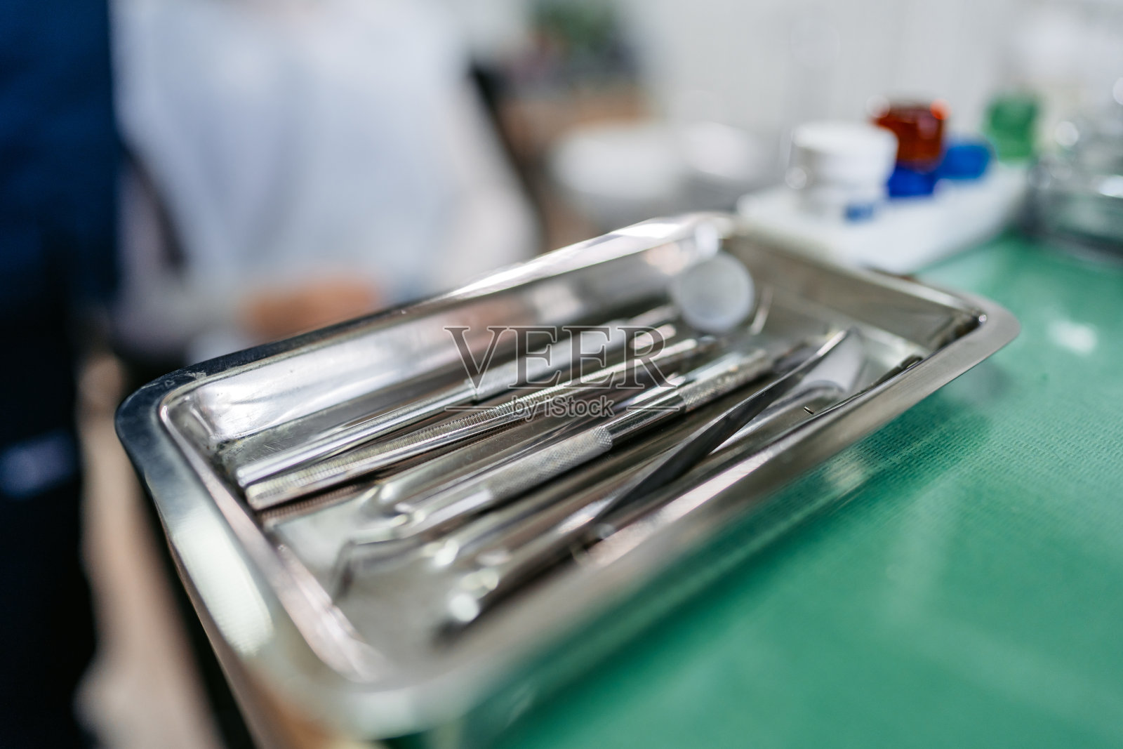 桌上的牙科医疗设备照片摄影图片