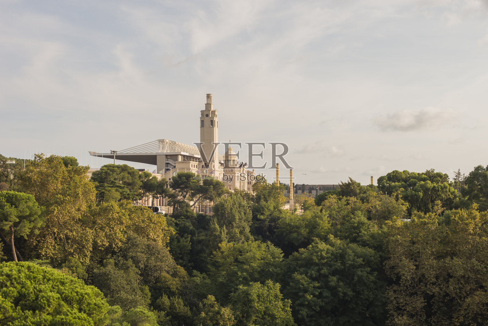 西班牙加泰罗尼亚地区美丽的风景和一座塔照片摄影图片