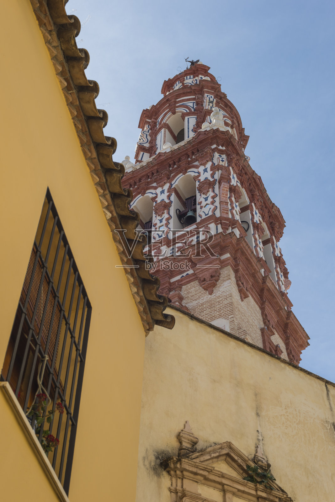 垂直拍摄的圣胡安教堂在一个蓝色的天空在埃西加，西班牙照片摄影图片