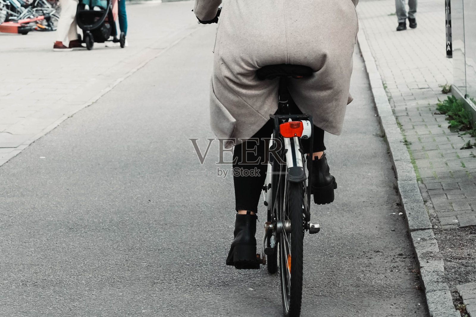 骑自行车的胖女人。照片摄影图片