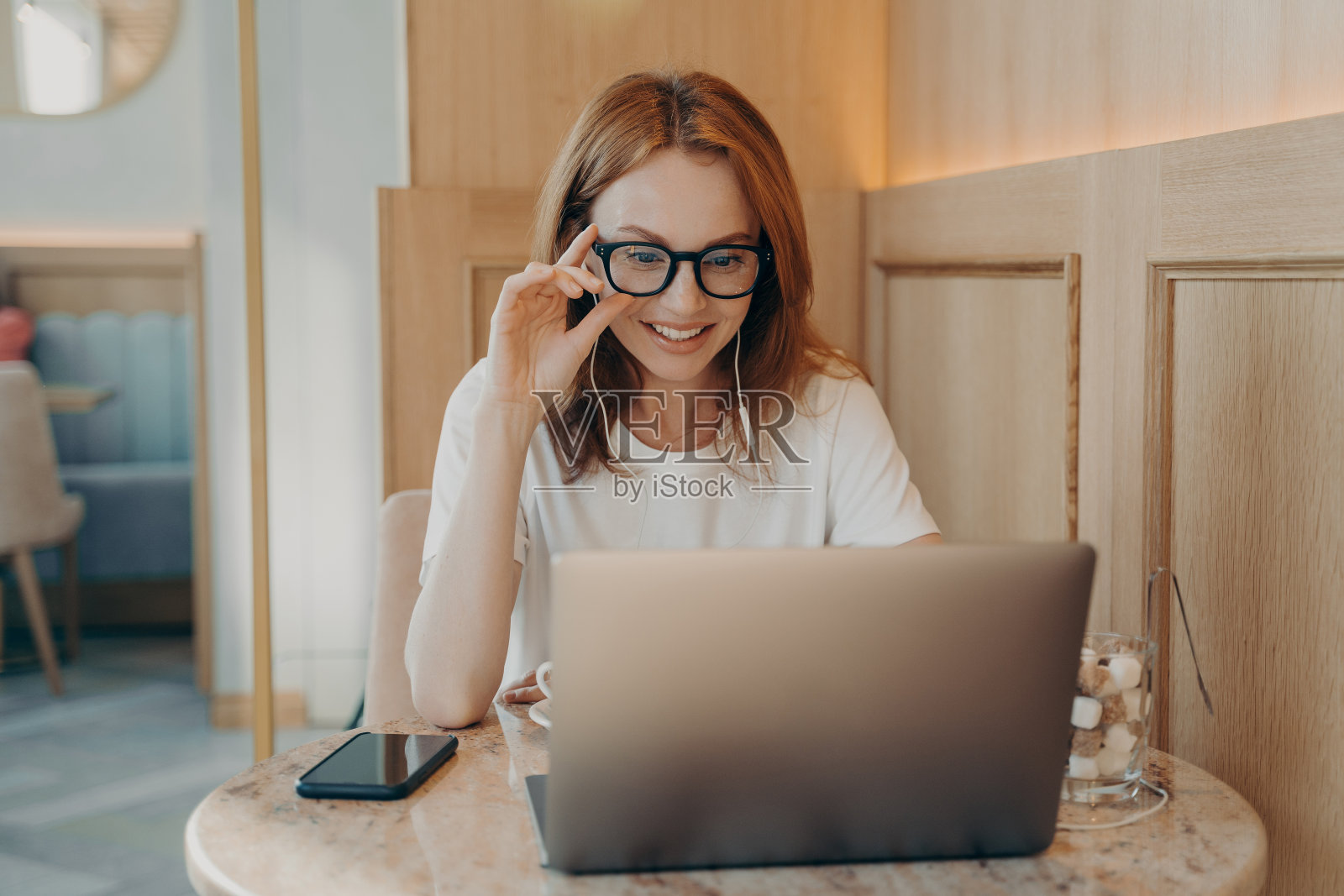 女远程工作者看着笔记本电脑屏幕照片摄影图片