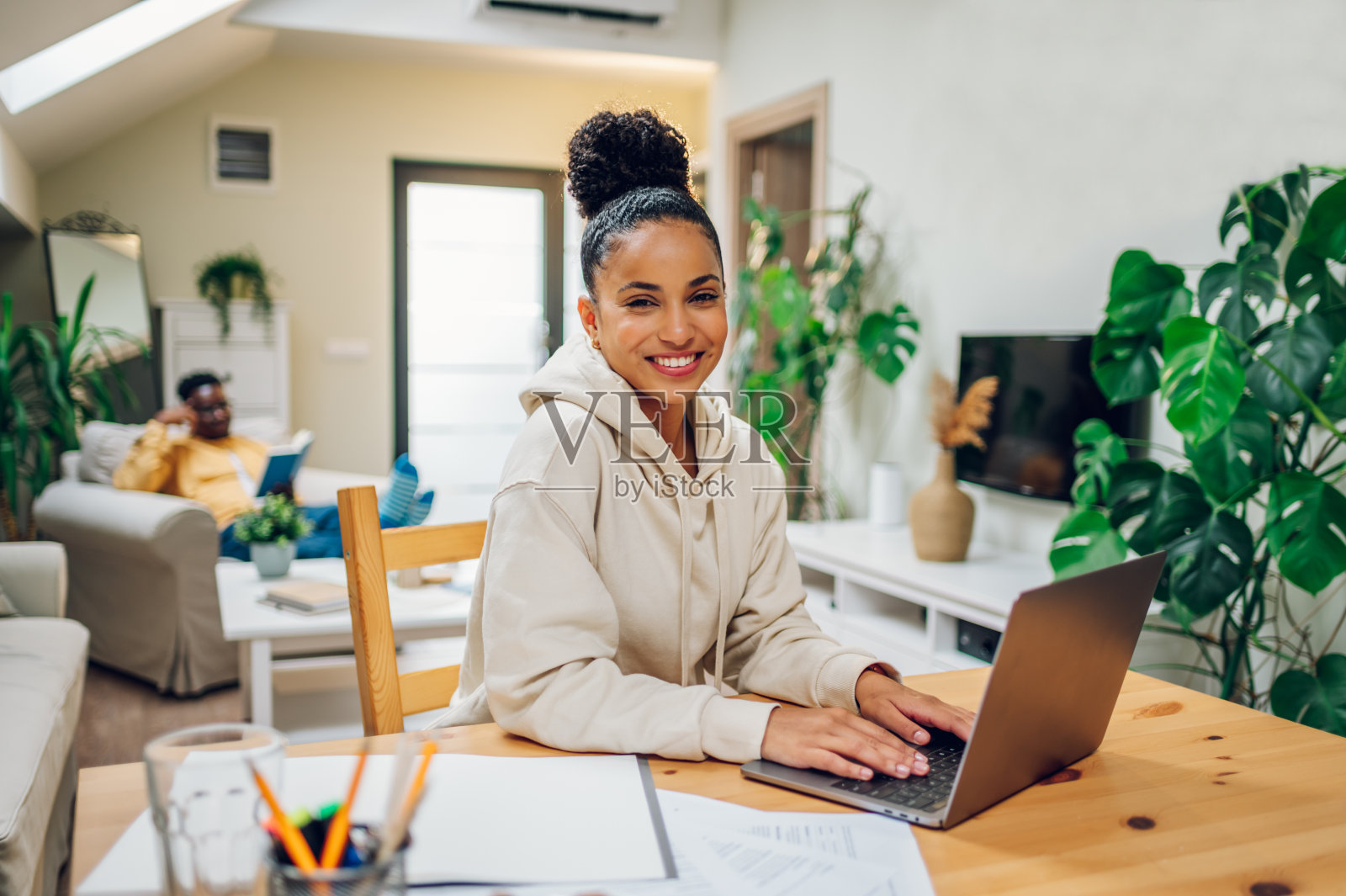 肖像的西班牙妇女使用笔记本电脑在家里照片摄影图片