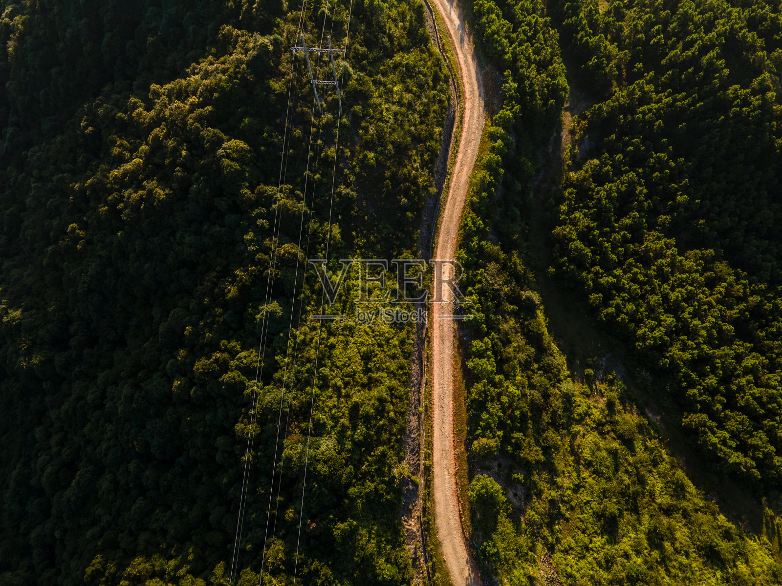 山顶公路的鸟瞰图照片摄影图片