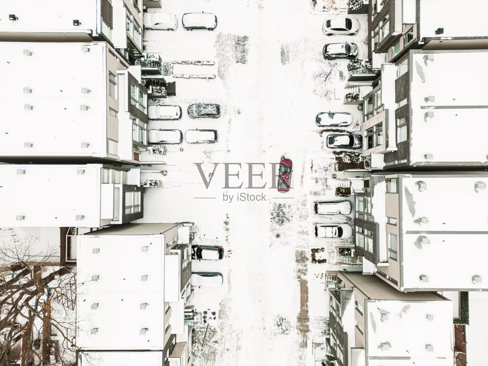 冬季下雪时城市周边的景观照片摄影图片