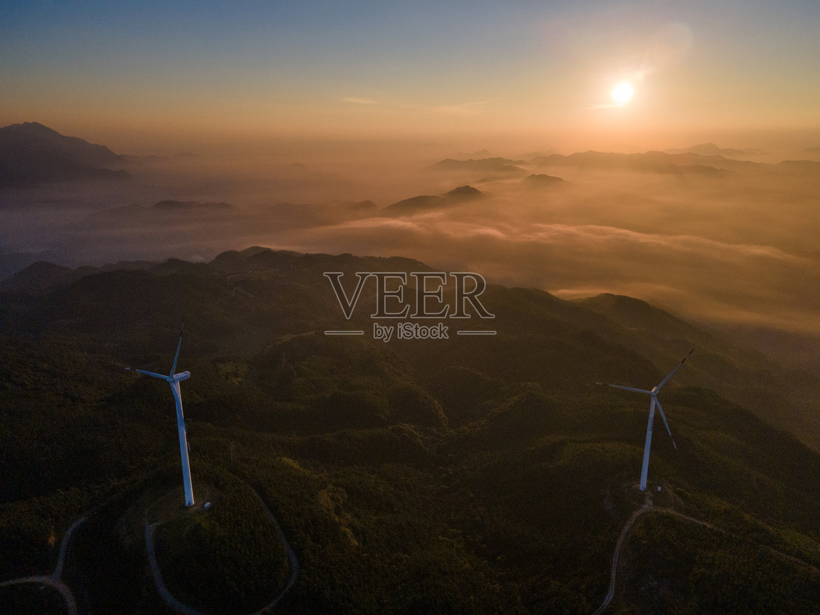 日出时山顶风力发电站的鸟瞰图照片摄影图片