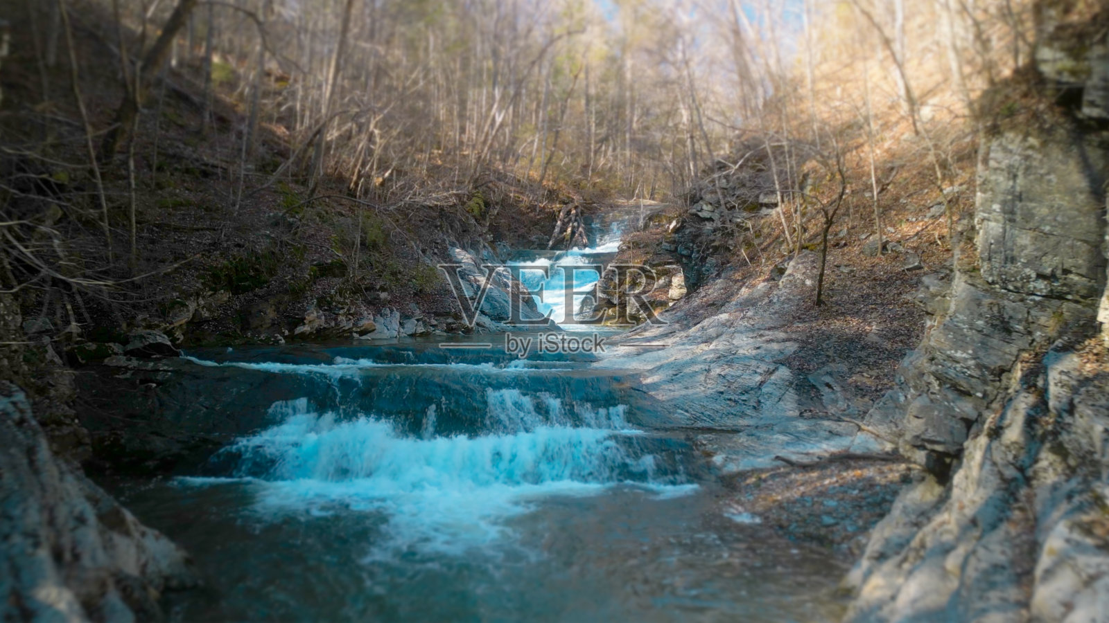 通往自然桥的雪松溪瀑布-石桥县弗吉尼亚州立公园步道-相机向后移动照片摄影图片