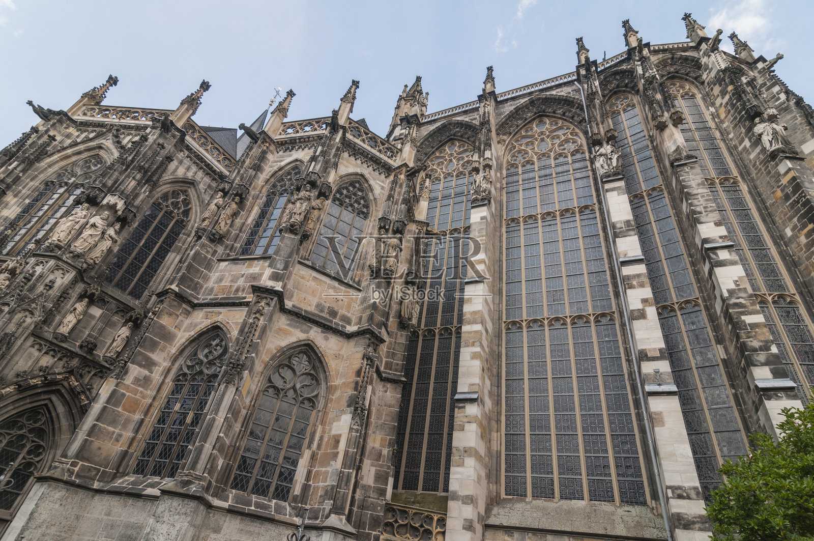 德国亚琛晴朗的天空下的亚琛Dom的低角度拍摄照片摄影图片