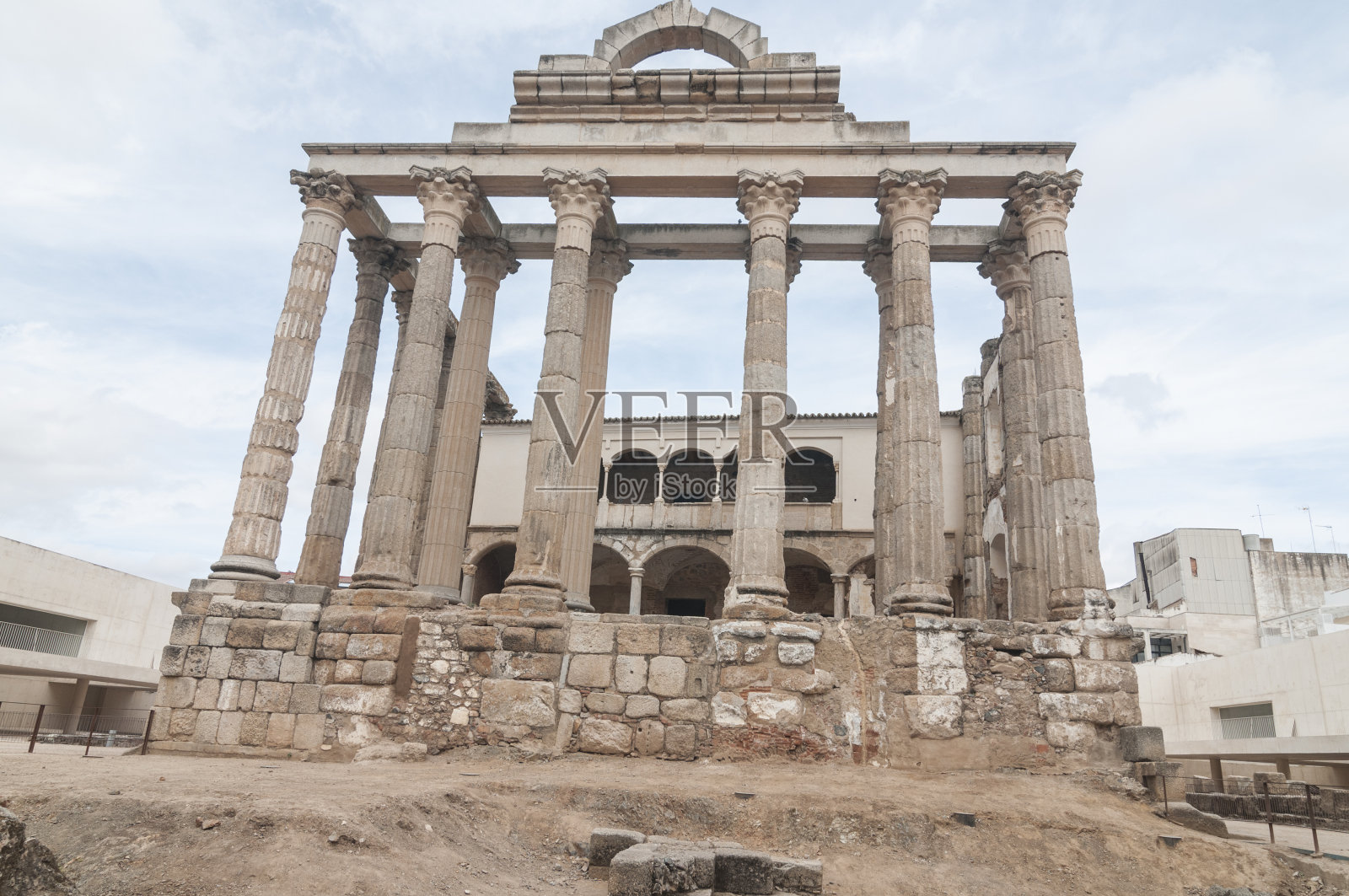 西班牙梅里达多云天空下戴安娜神庙的低角度拍摄照片摄影图片