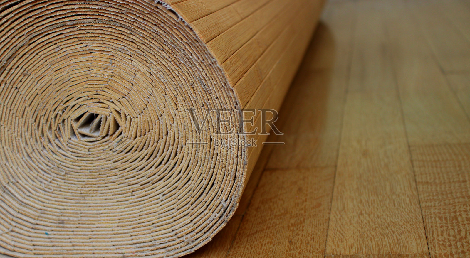 木制地板上的竹制壁纸和纺织品衬里照片摄影图片