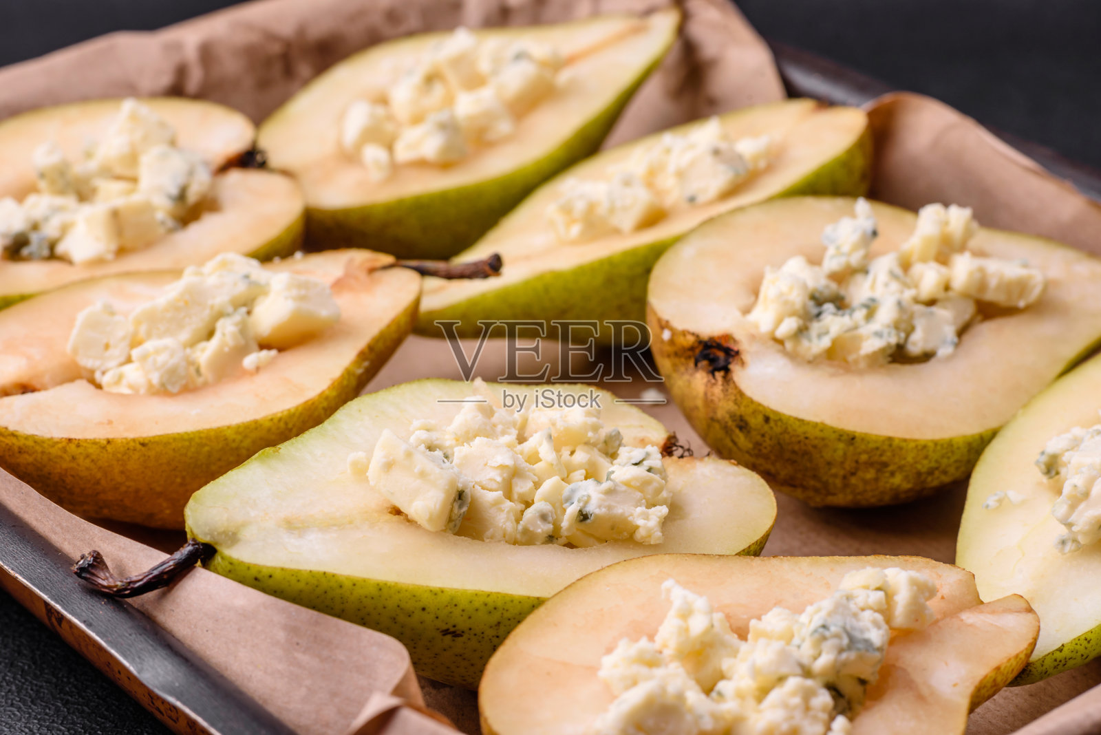 美味的烤梨，多布鲁奶酪，核桃和蜂蜜在纹理混凝土背景照片摄影图片