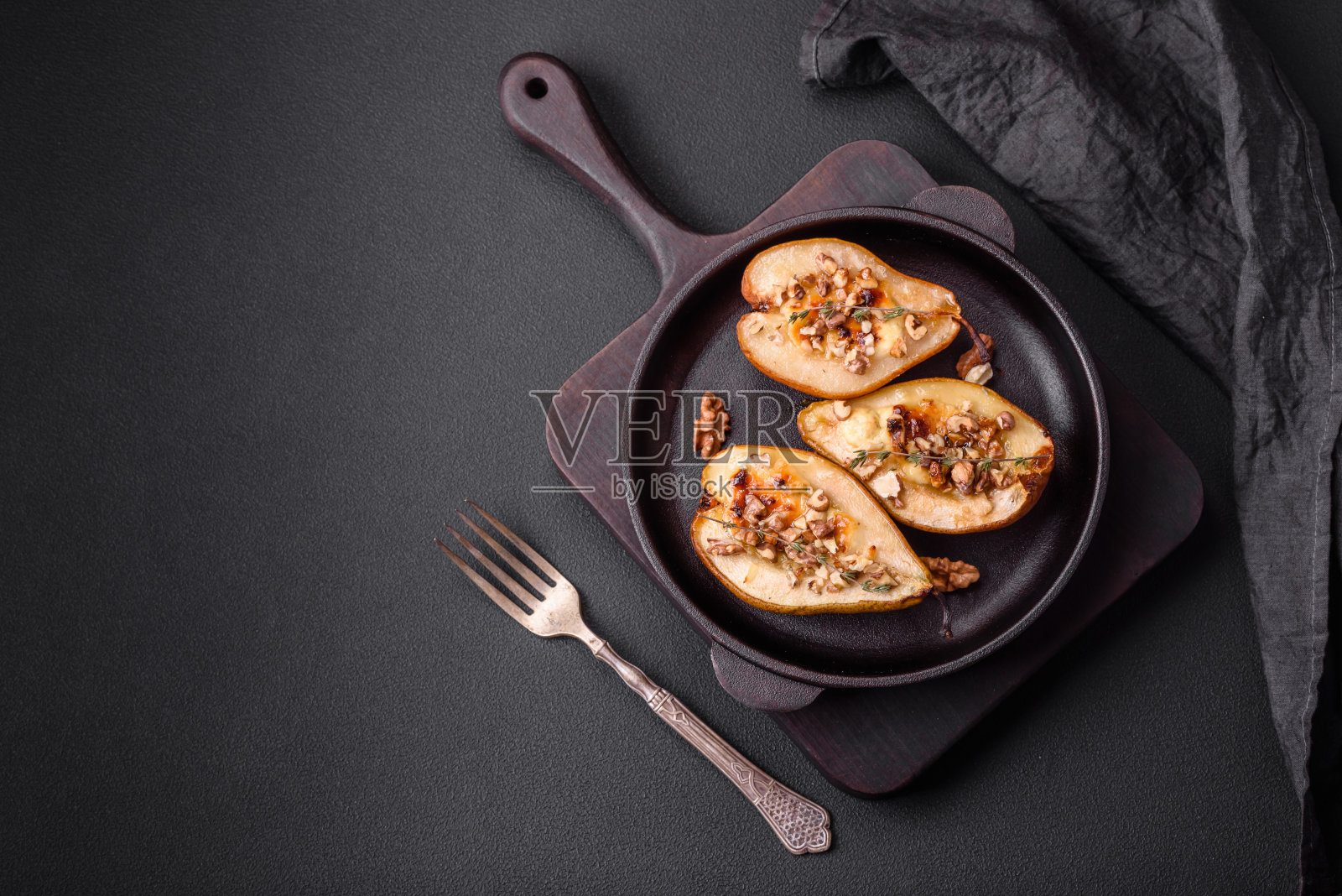 美味的烤梨，多布鲁奶酪，核桃和蜂蜜在纹理混凝土背景照片摄影图片