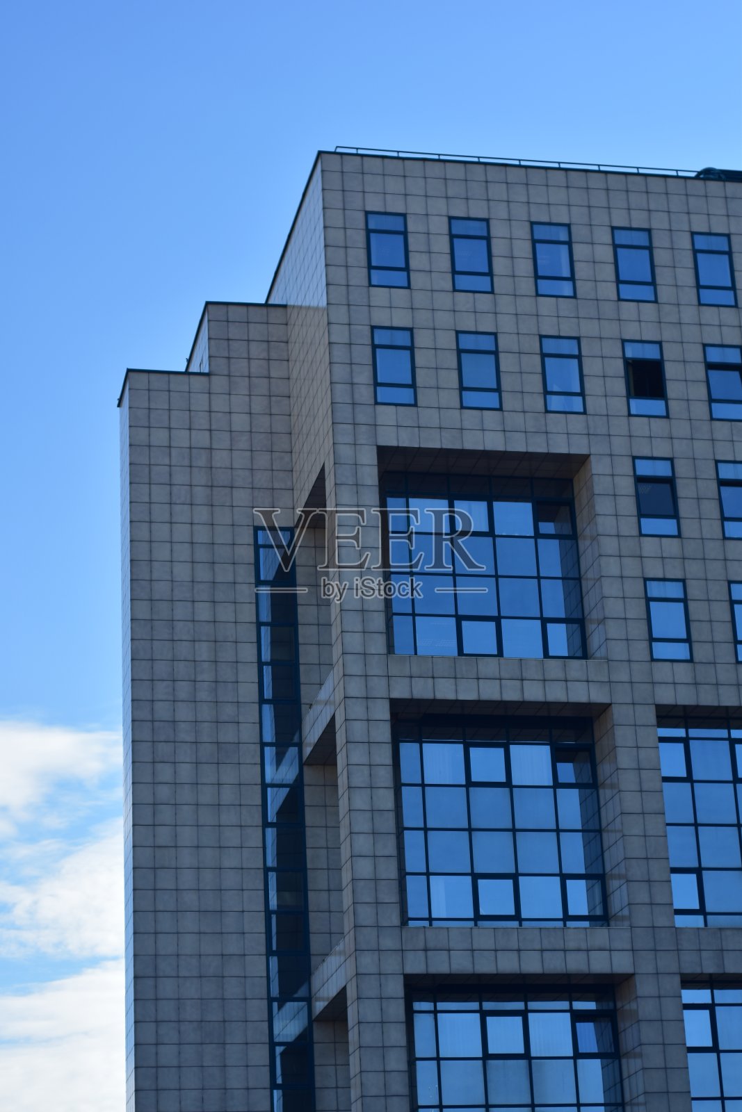 阳光灿烂的野兽派建筑照片摄影图片