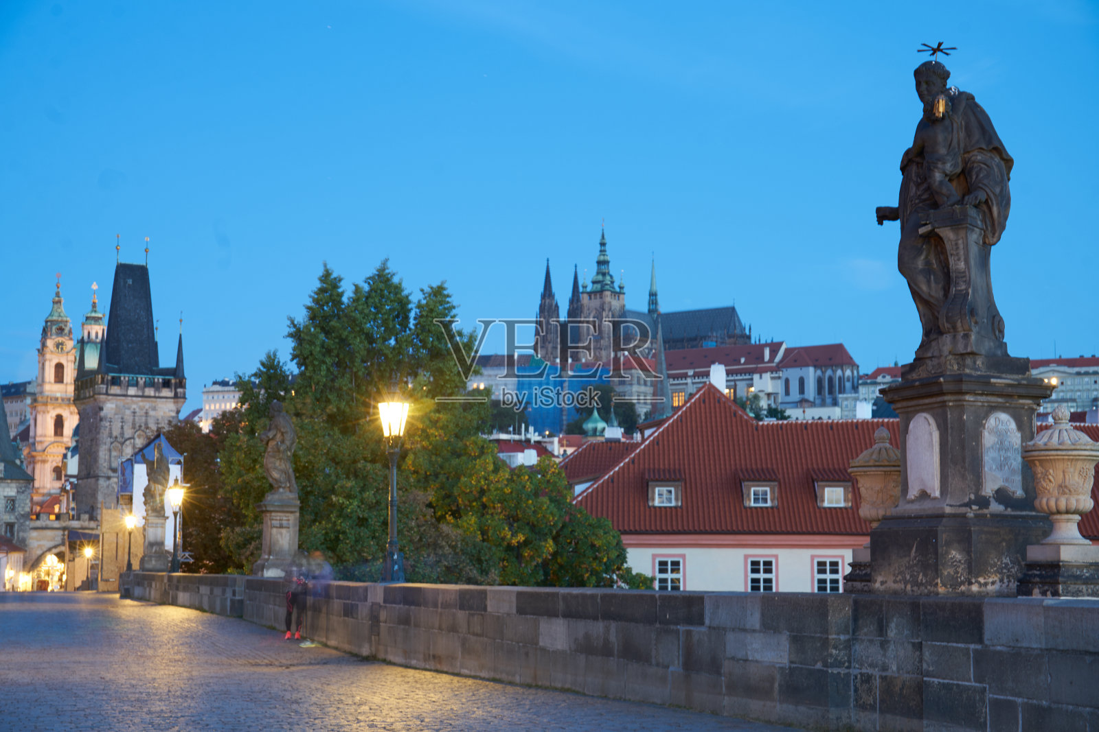查理大桥和老城区的日出照片摄影图片