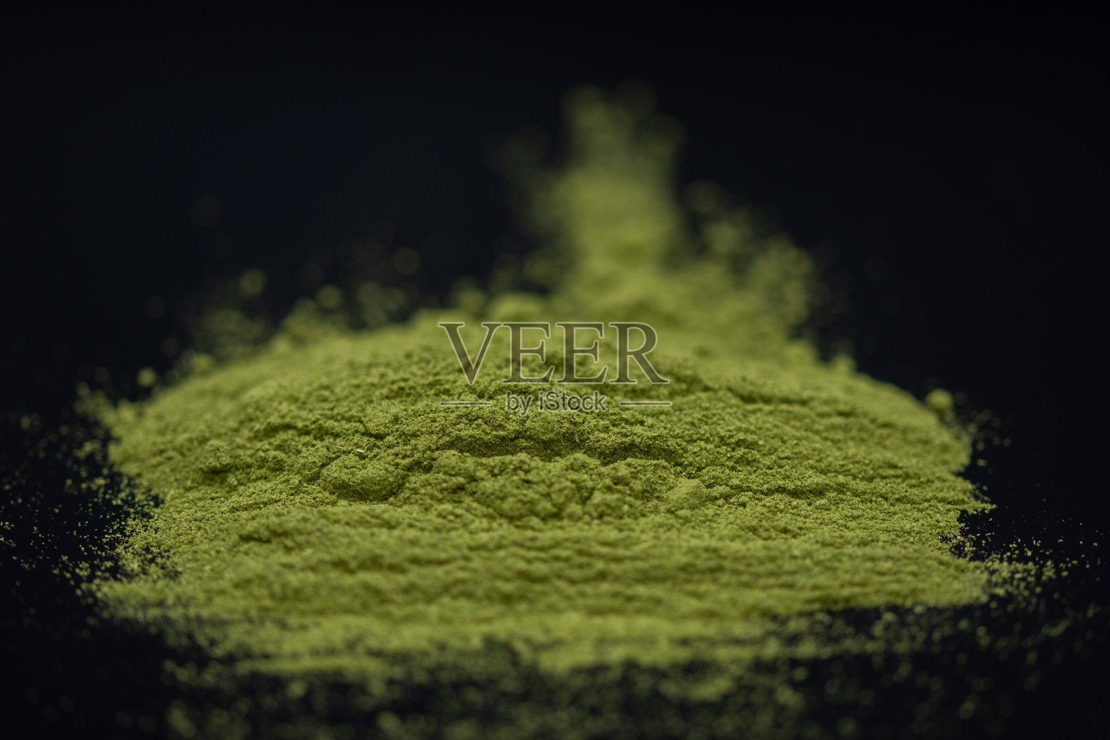 堆抹茶绿茶粉辣木，绿色排毒超级食品粉有机产品年轻的大麦或小麦草照片摄影图片