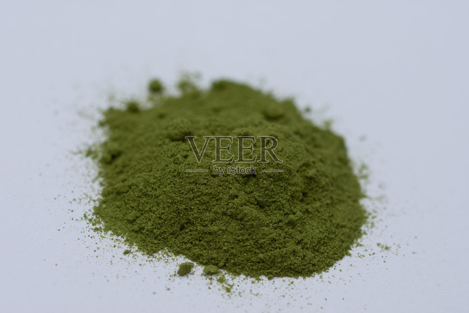 堆抹茶绿茶粉辣木，绿色排毒超级食品粉有机产品年轻的大麦或小麦草照片摄影图片