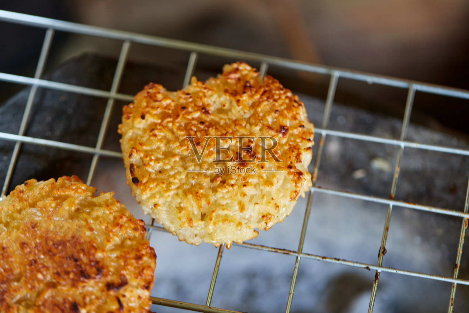 在冷却架上烤糯米饭照片摄影图片