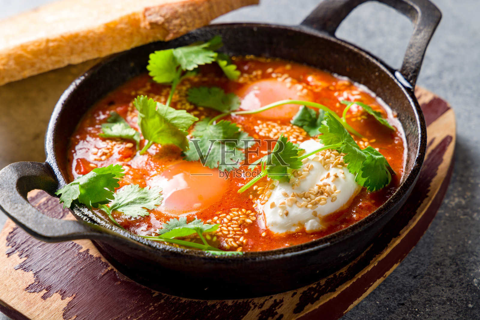 沙克舒卡经典的黑色铸铁上的灰色表宏观接近照片摄影图片