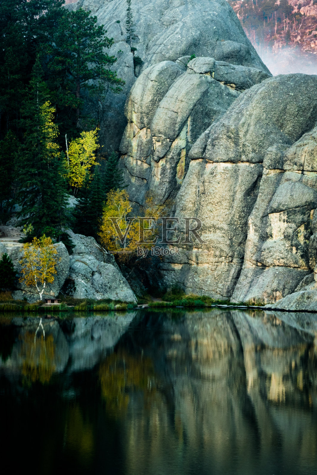 森林湖清晨周围岩石的倒影照片摄影图片