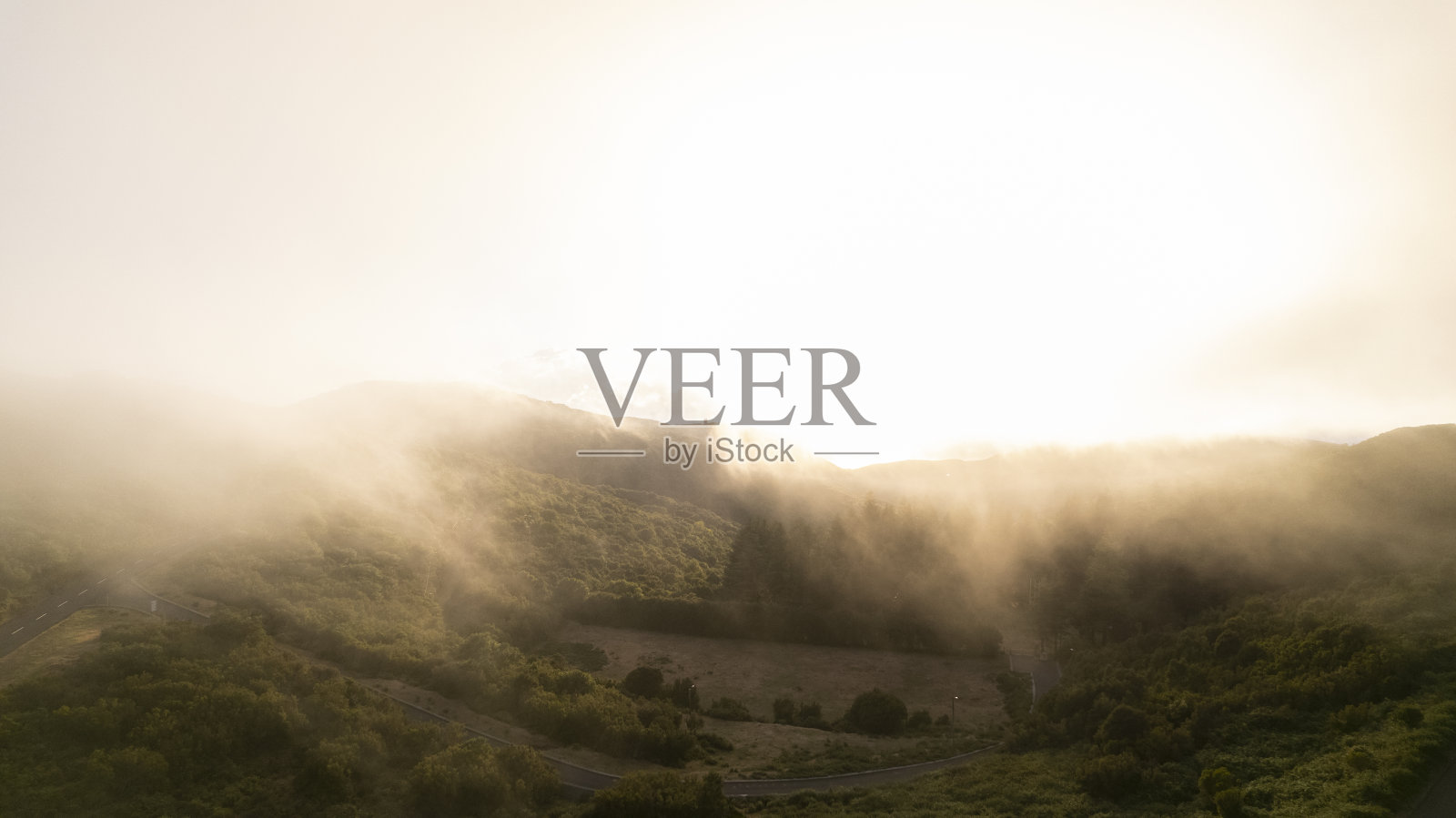 有云的山照片摄影图片