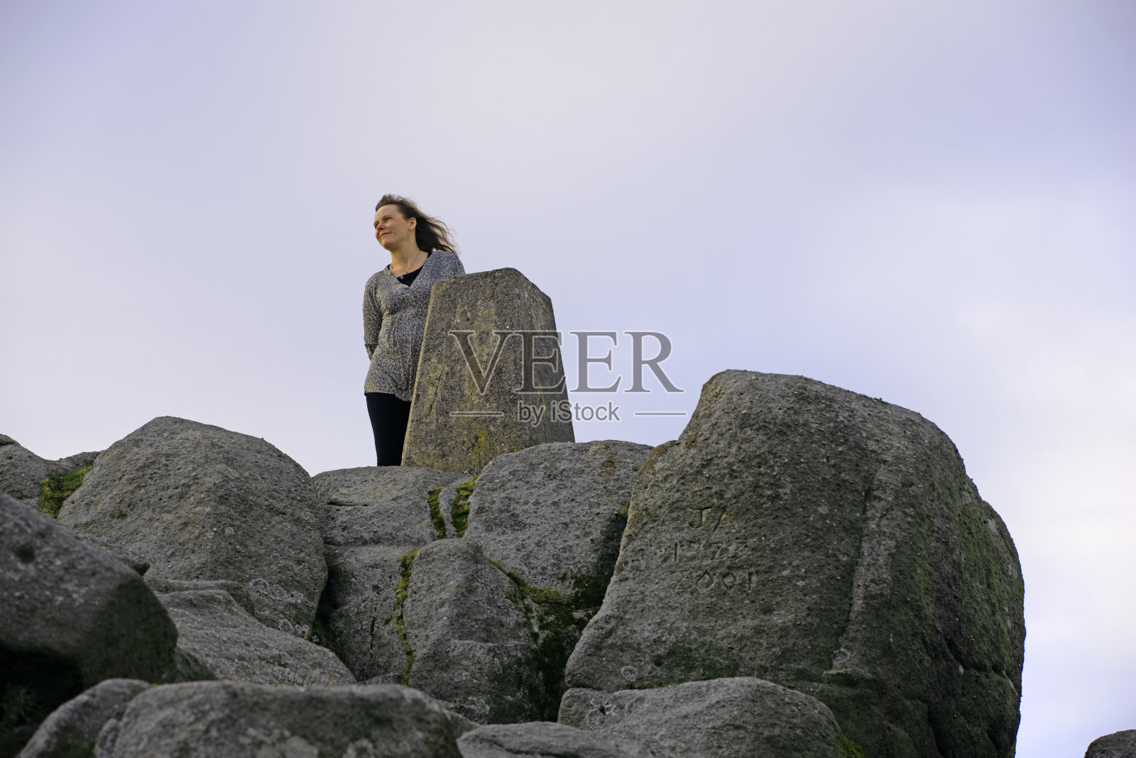 阿黛尔在沃费代尔的西蒙座位上被风吹过的眼神。照片摄影图片