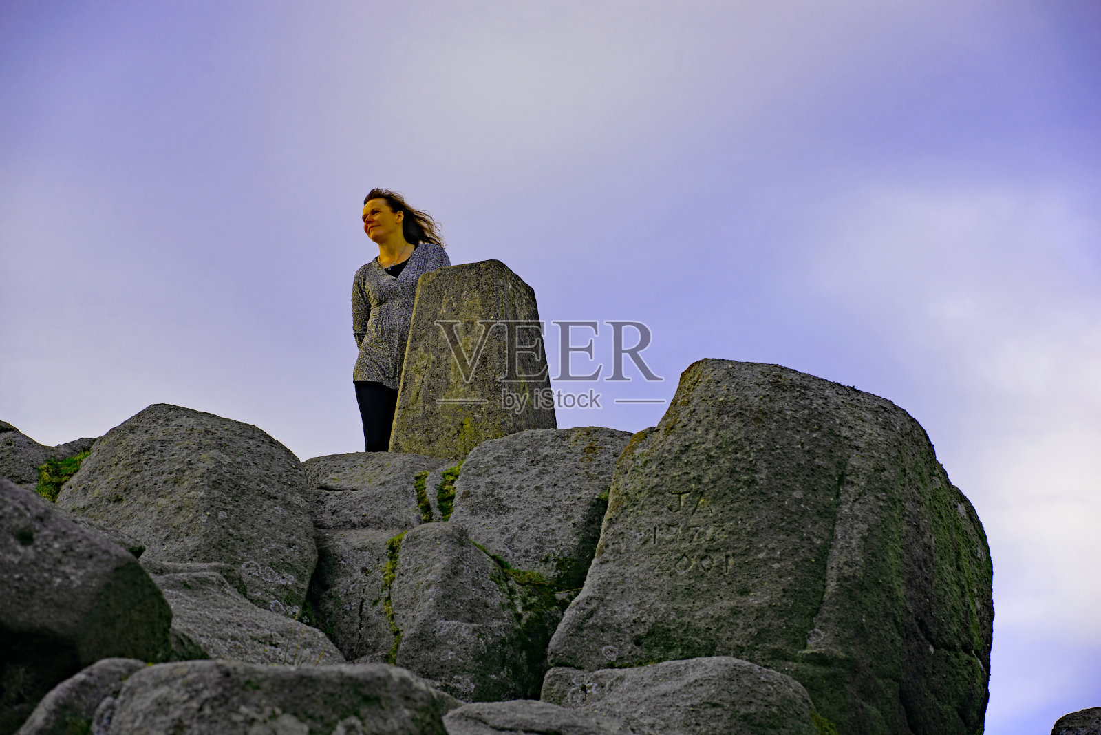 黄昏时分，阿黛勒在西蒙的座位旁。照片摄影图片