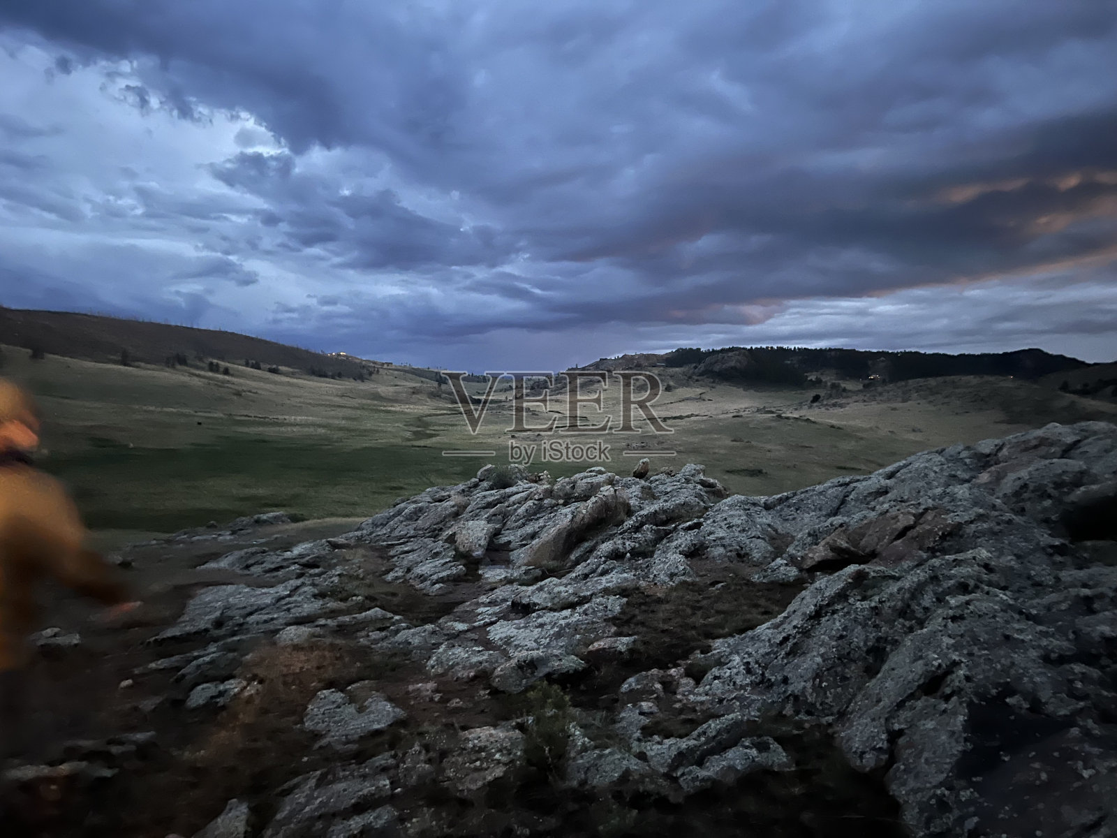 云、悬崖和岩石露头的黄昏视图照片摄影图片