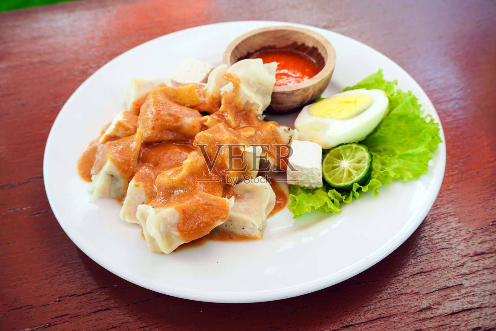 桌上盘子中食物的高角度视图照片摄影图片