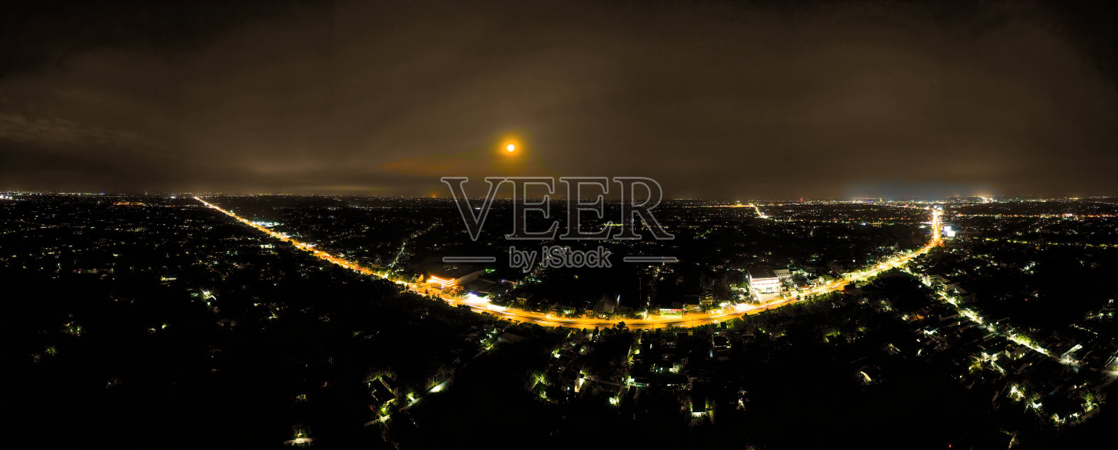 月圆之旅:越南Tien Giang省高速公路360度全景，红色月亮下的夜空和灯光车辆照片摄影图片