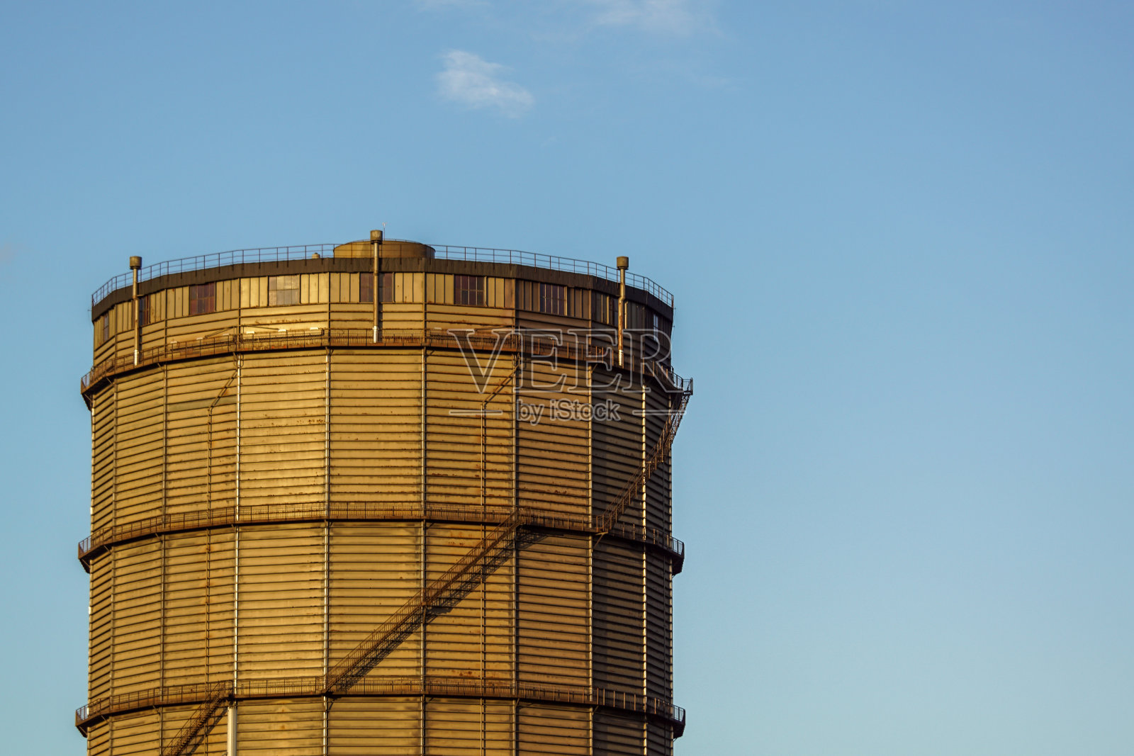 在晴朗的天空下，气柜的低角度视图照片摄影图片