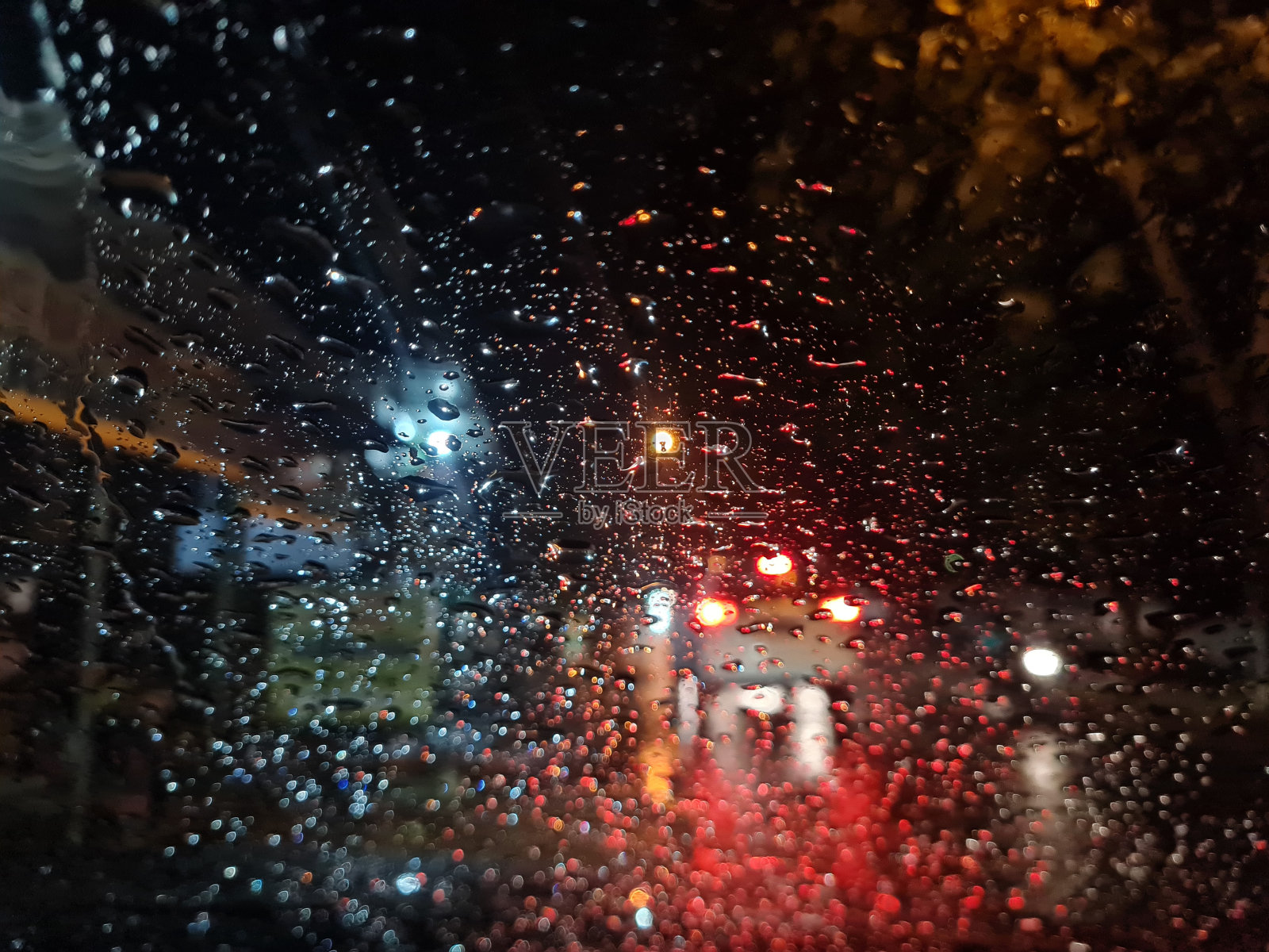 city ​​night traffic view in rainy season - defocused照片摄影图片