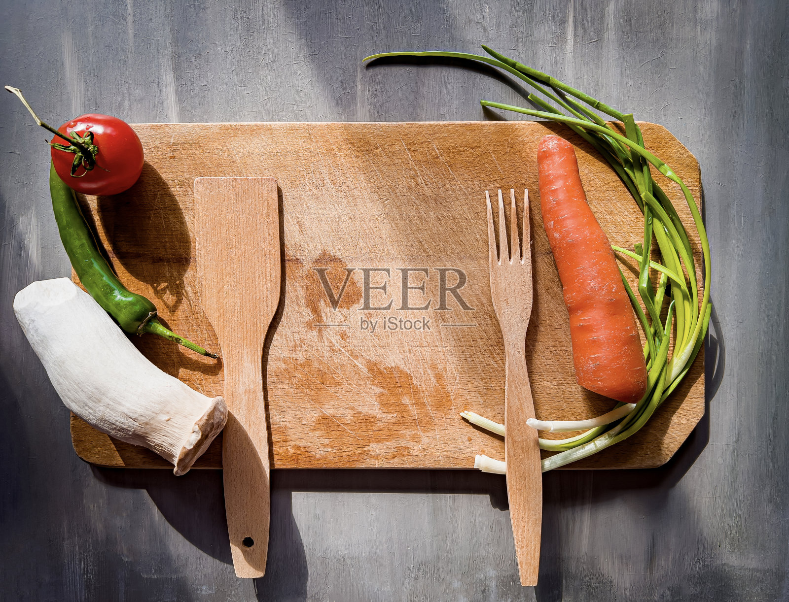 蔬菜放在木板上照片摄影图片