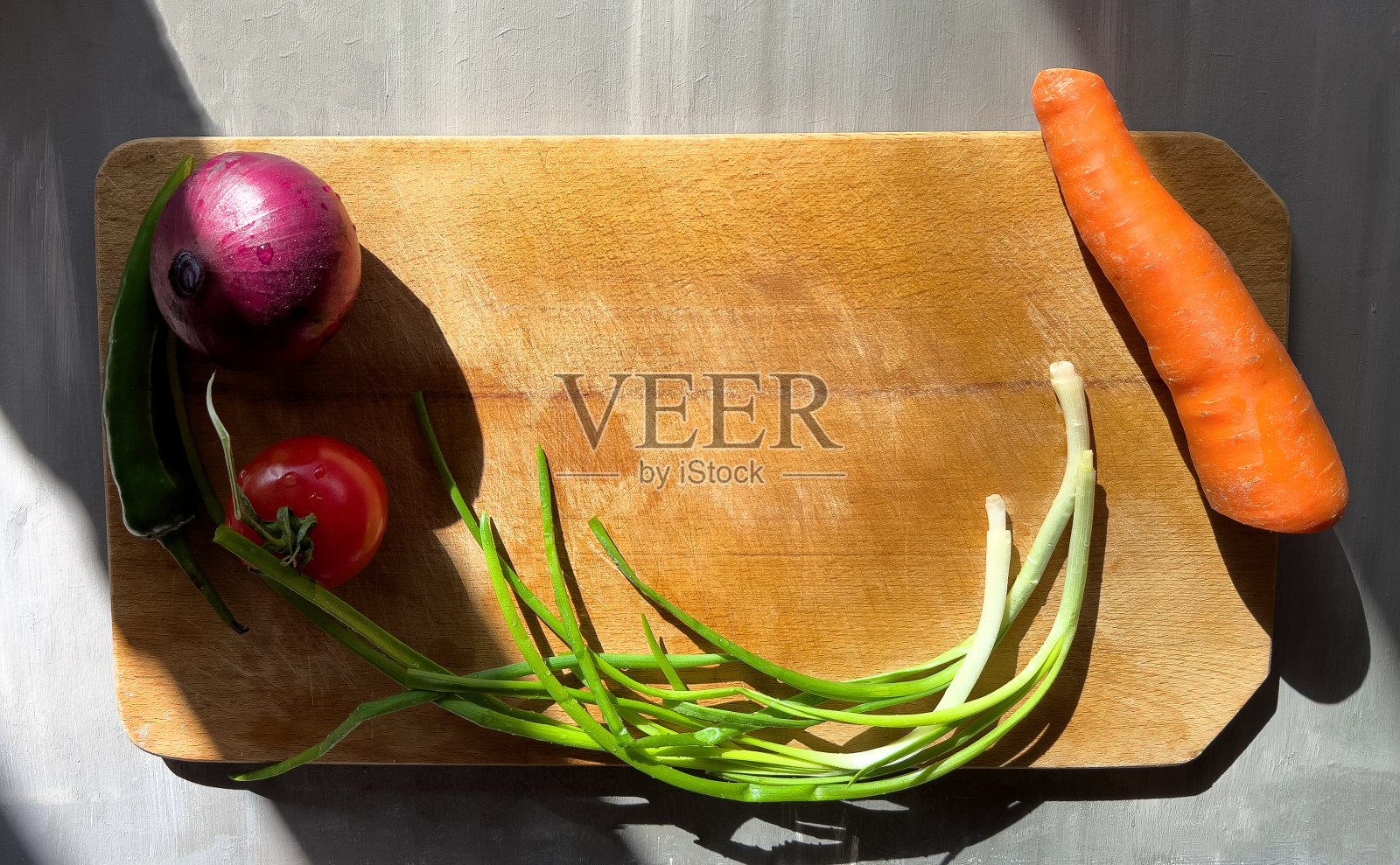 蔬菜放在木板上照片摄影图片