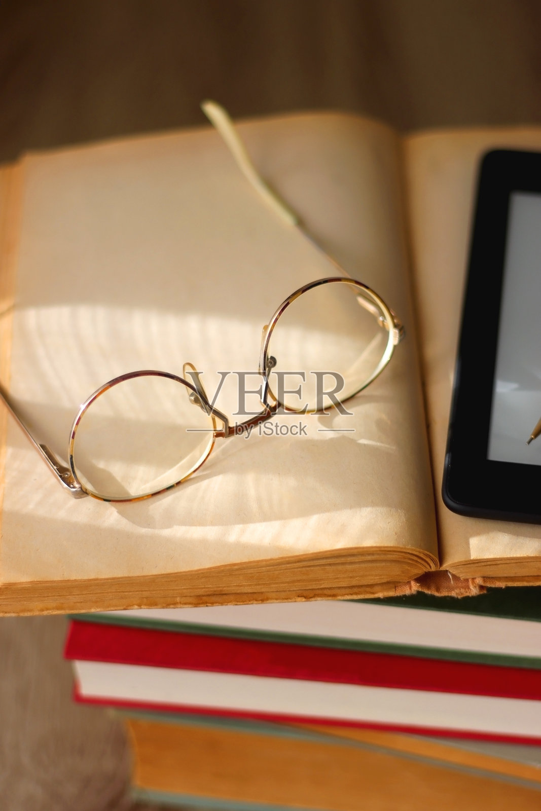 书，平板电脑，眼镜和笔照片摄影图片