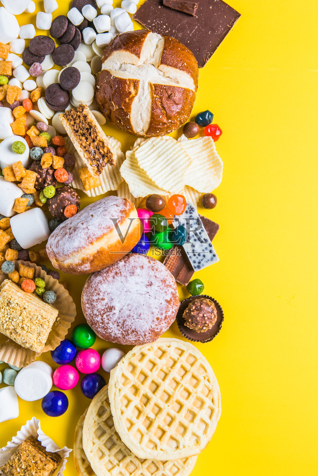 不健康食品的分类，俯视图，复制空间。不健康饮食，垃圾食品的概念。照片摄影图片