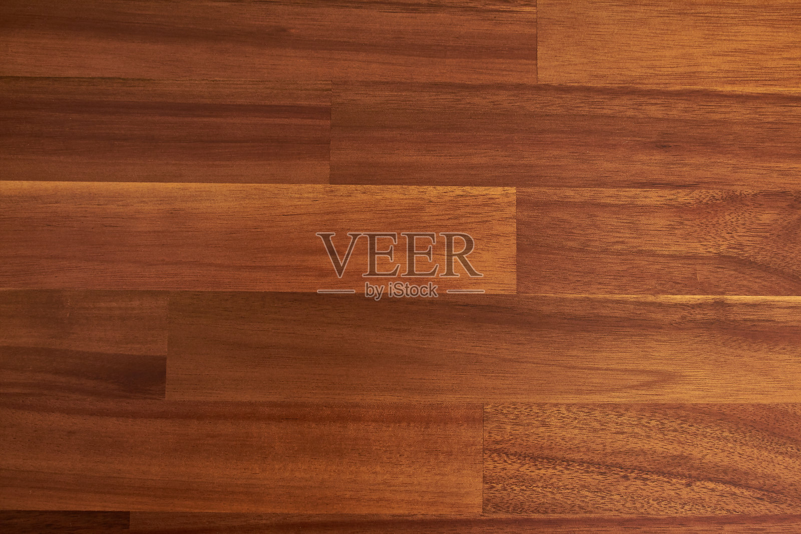 木质餐桌景观与阳光。照片摄影图片