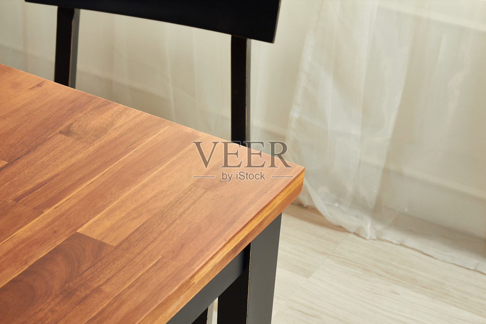 木质餐桌景观与阳光。照片摄影图片