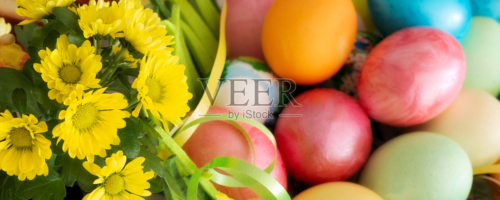 复活节彩蛋和黄花静物横幅照片摄影图片