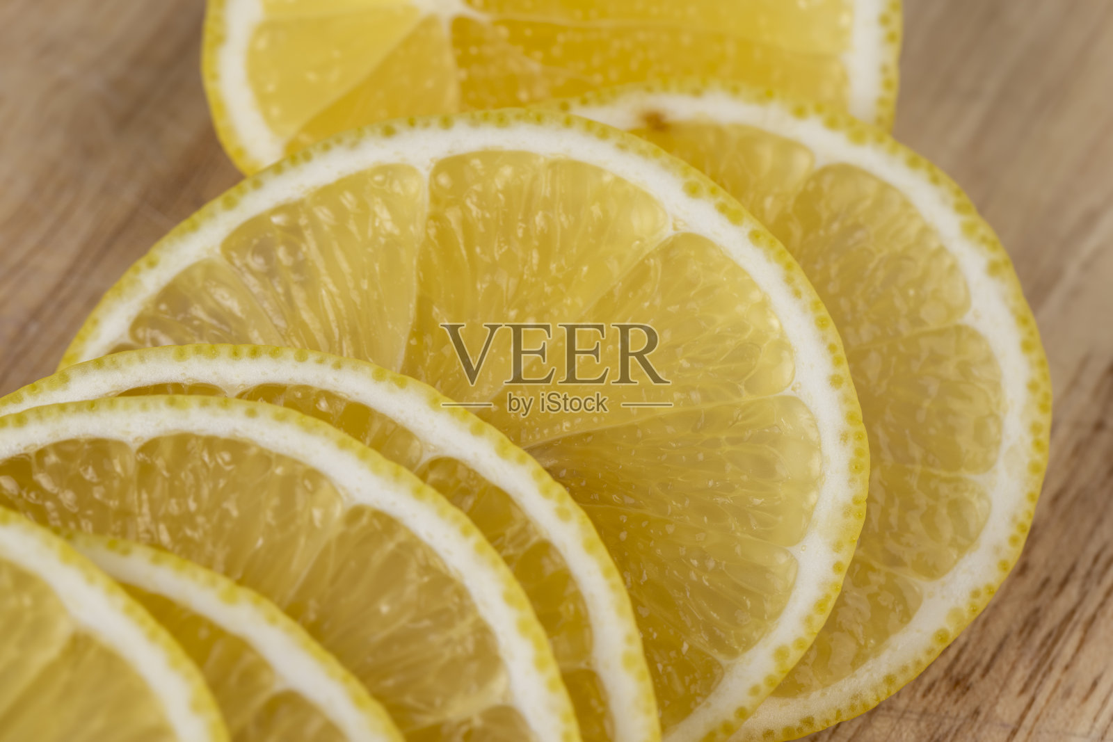 多汁的成熟柠檬切块照片摄影图片