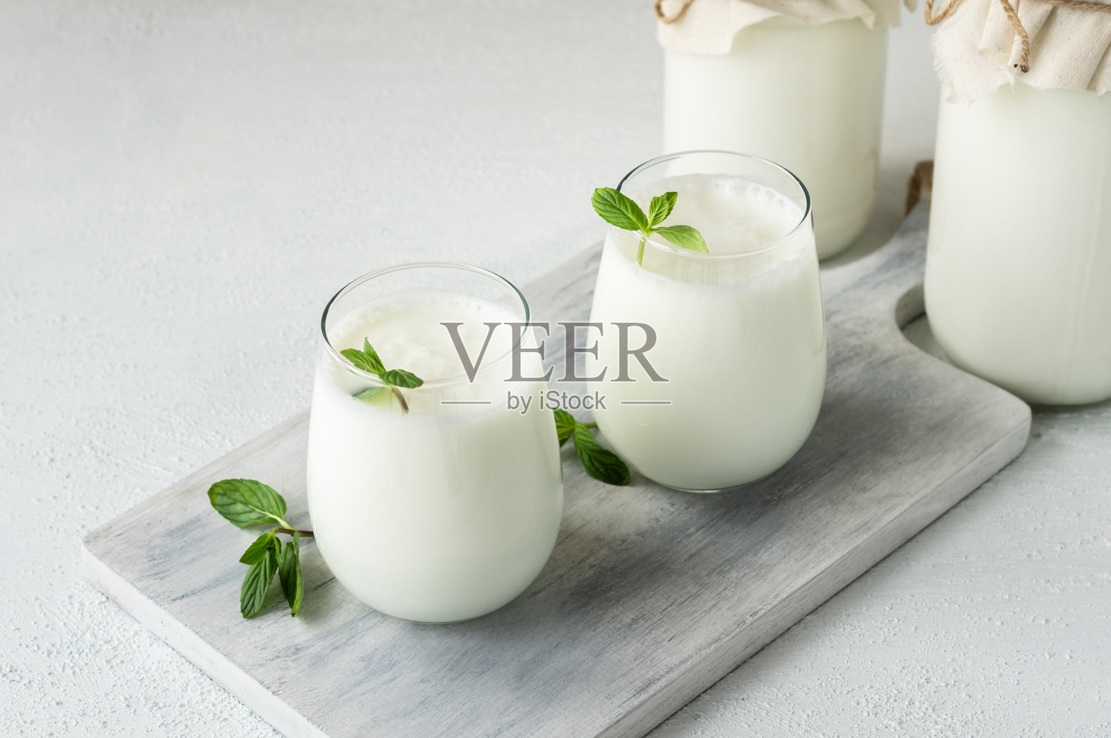 一杯土耳其传统饮料ayran, kefir或酪乳制成的酸奶，健康食品照片摄影图片